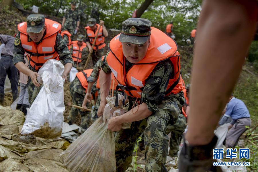 （防汛抗洪·圖文互動）（6）洪水不退，子弟兵誓死不退——解放軍和武警部隊官兵參與洪澇災(zāi)害搶險救援記事