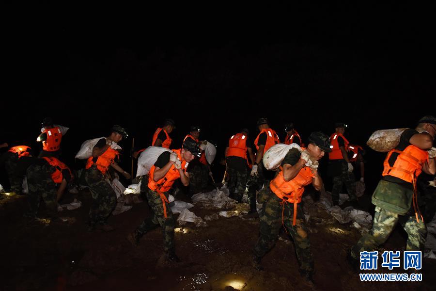 （防汛抗洪·圖文互動）（7）洪水不退，子弟兵誓死不退——解放軍和武警部隊官兵參與洪澇災(zāi)害搶險救援記事