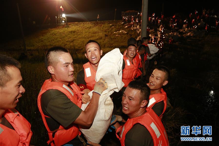 （防汛抗洪·圖文互動）（8）洪水不退，子弟兵誓死不退——解放軍和武警部隊官兵參與洪澇災(zāi)害搶險救援記事