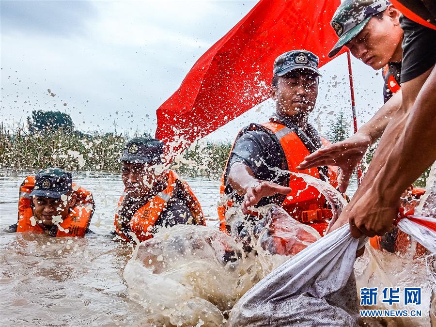 （防汛抗洪·圖文互動）（9）洪水不退，子弟兵誓死不退——解放軍和武警部隊官兵參與洪澇災(zāi)害搶險救援記事