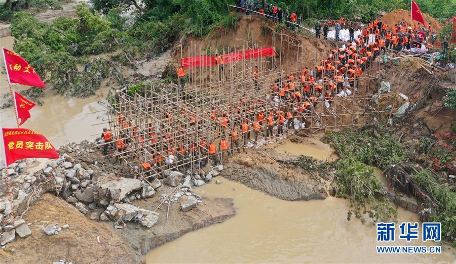 （防汛抗洪·圖文互動）（10）洪水不退，子弟兵誓死不退——解放軍和武警部隊官兵參與洪澇災(zāi)害搶險救援記事