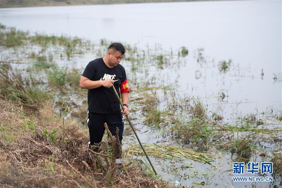 （防汛抗洪·圖文互動）（2）在大堤上成長，為人民守護(hù)——洪水中的青年“生力軍”