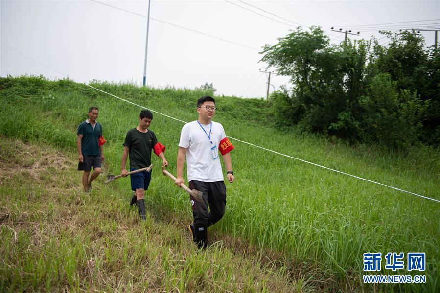 （防汛抗洪·圖文互動）（3）在大堤上成長，為人民守護(hù)——洪水中的青年“生力軍”