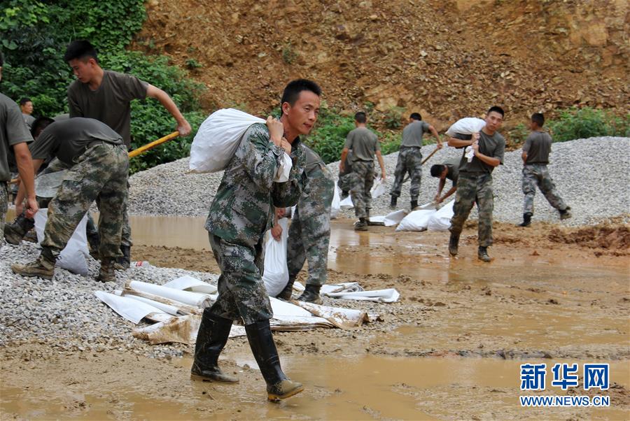 （防汛抗洪·圖文互動）（1）我們永遠是“兩不怕”精神傳人——陸軍第71集團軍200余名退伍老兵主動歸隊?wèi)?zhàn)洪魔