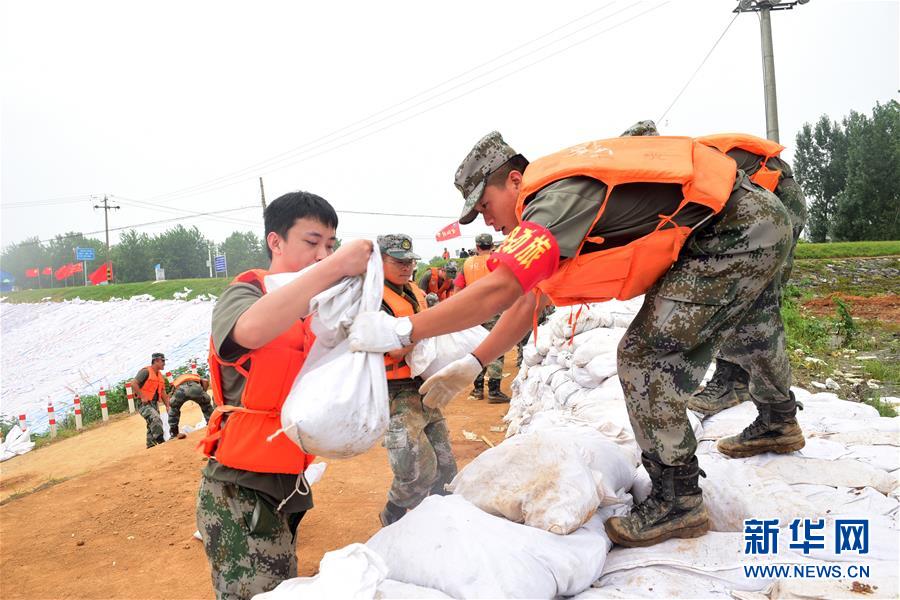 （防汛抗洪·圖文互動）（2）我們永遠是“兩不怕”精神傳人——陸軍第71集團軍200余名退伍老兵主動歸隊?wèi)?zhàn)洪魔