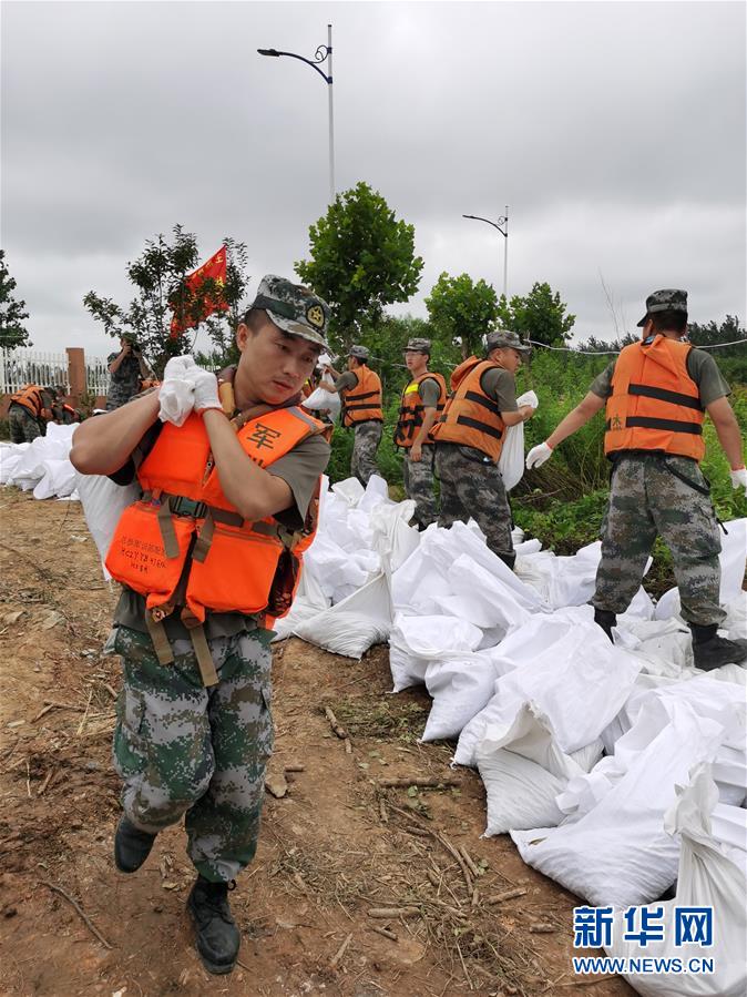 （防汛抗洪·圖文互動）（3）我們永遠是“兩不怕”精神傳人——陸軍第71集團軍200余名退伍老兵主動歸隊?wèi)?zhàn)洪魔