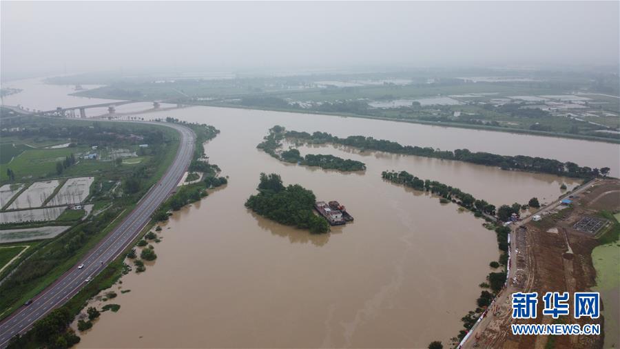 （防汛抗洪·圖文互動）（1）洪水來襲，銅鑼聲在千年古鎮(zhèn)的雨夜響起