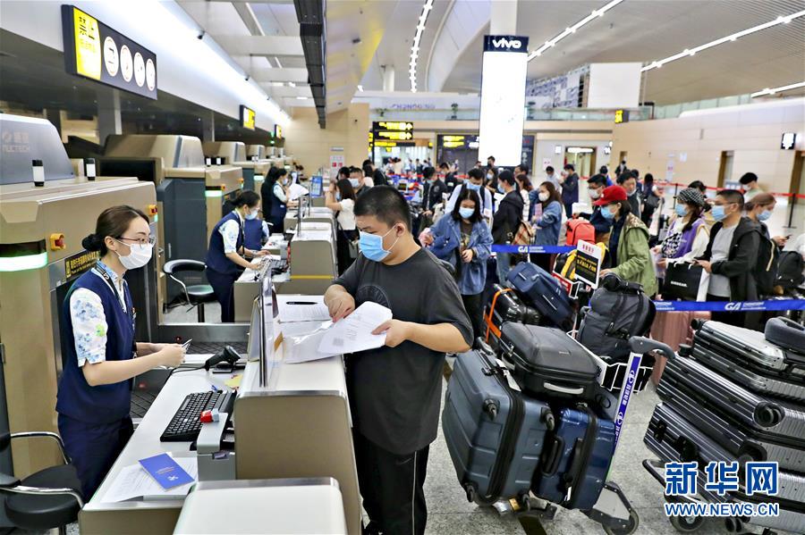 （圖文互動）（1）國內(nèi)航空公司執(zhí)飛的首條國際復學包機航線在渝啟航