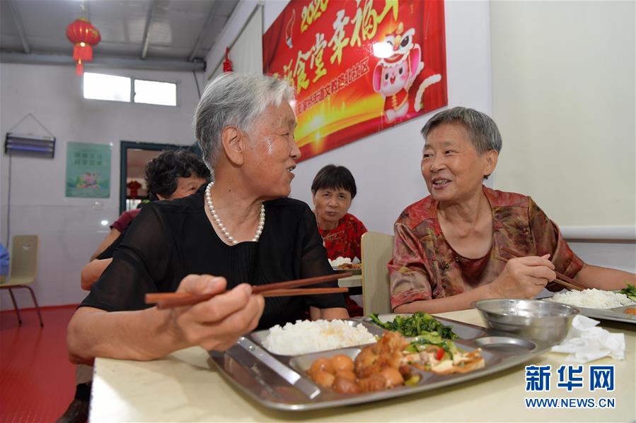 （新華全媒頭條·圖文互動）（11）歷史交匯點上的宏偉藍(lán)圖——《中共中央關(guān)于制定國民經(jīng)濟和社會發(fā)展第十四個五年規(guī)劃和二〇三五年遠(yuǎn)景目標(biāo)的建議》誕生記