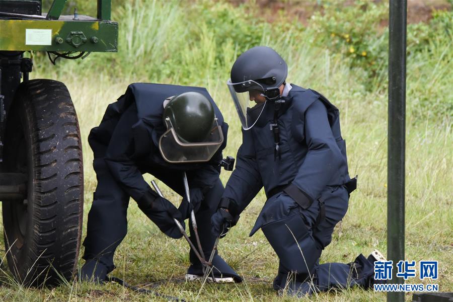 （在習(xí)近平強(qiáng)軍思想指引下·我們在戰(zhàn)位報(bào)告·圖文互動）（4）牢記統(tǒng)帥囑托  做刀尖上的舞者——記聯(lián)勤保障部隊(duì)某報(bào)廢武器彈藥銷毀站參謀長陳雪禮