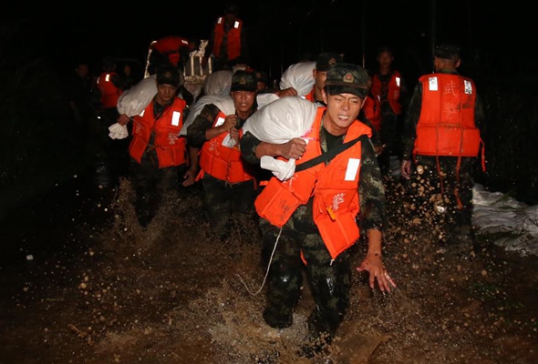 武警官兵持續(xù)奮戰(zhàn)多地洪澇災害搶險救援一線