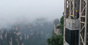 湖南張家界：雨季汛期 高空巡檢