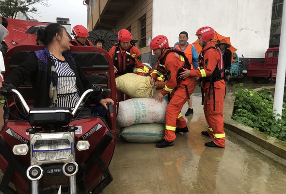 風雨擺渡人——消防救援隊伍抗洪救災特寫