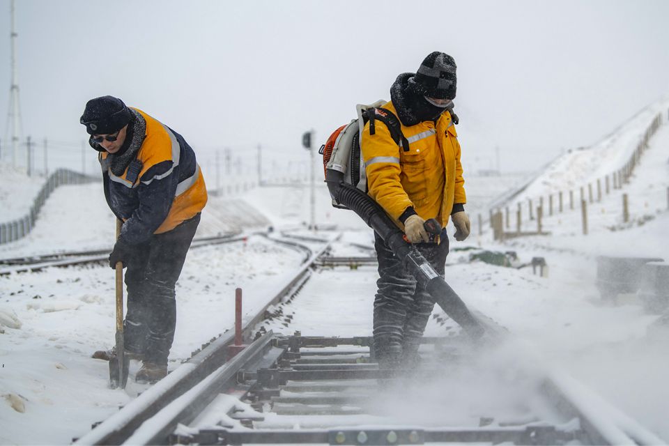 與風雪為伴，只為守護過往旅客平安