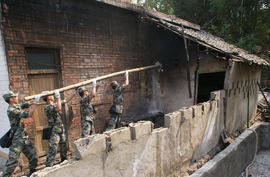 成都軍區(qū)駐川某工兵團(tuán)進(jìn)村入戶排查險(xiǎn)情