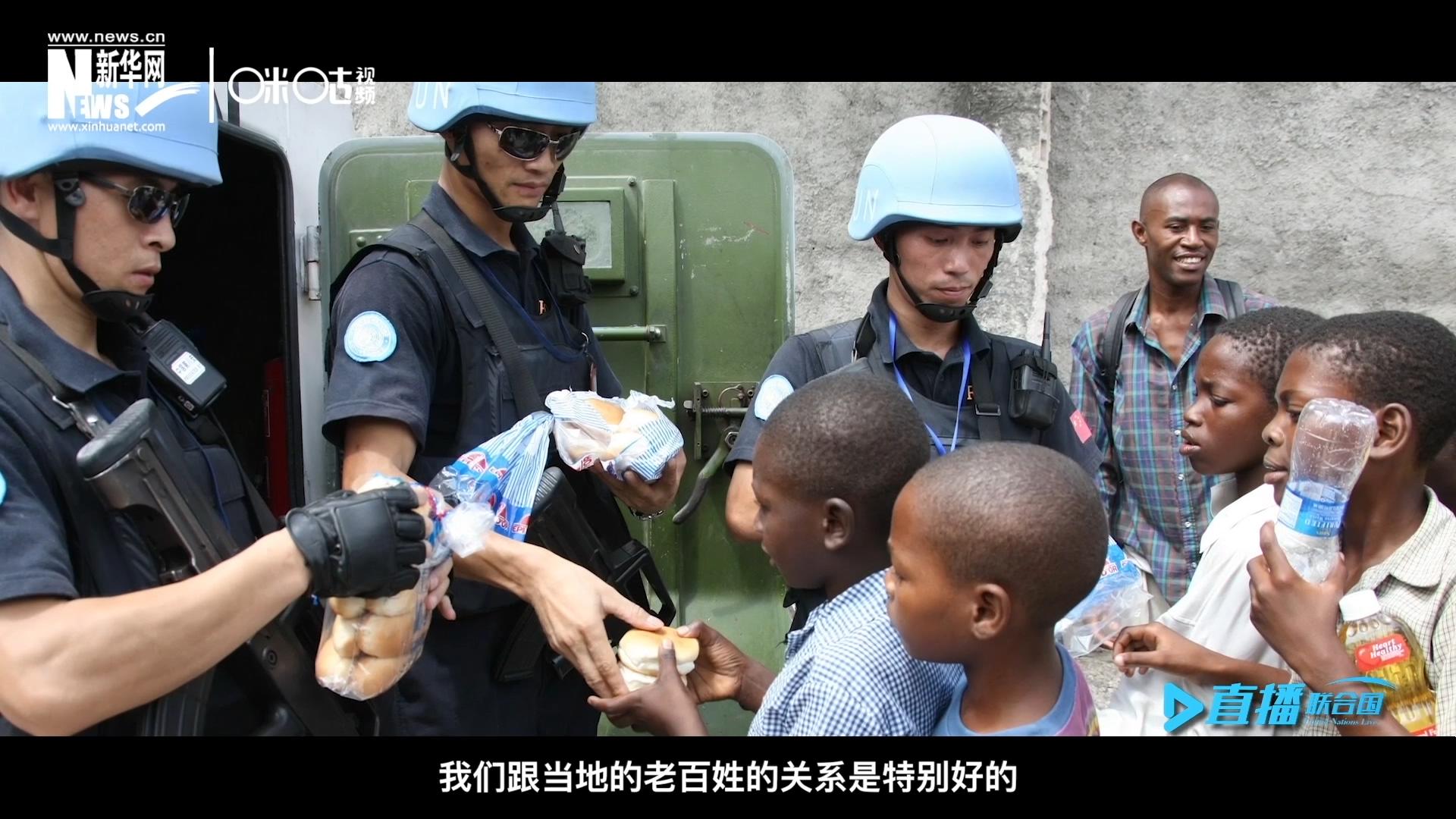 這群胸前印著五星紅旗的警察，在當?shù)孛癖娦睦镉兄恋榈榈姆萘?，也傳遞出許多的善意與感動。