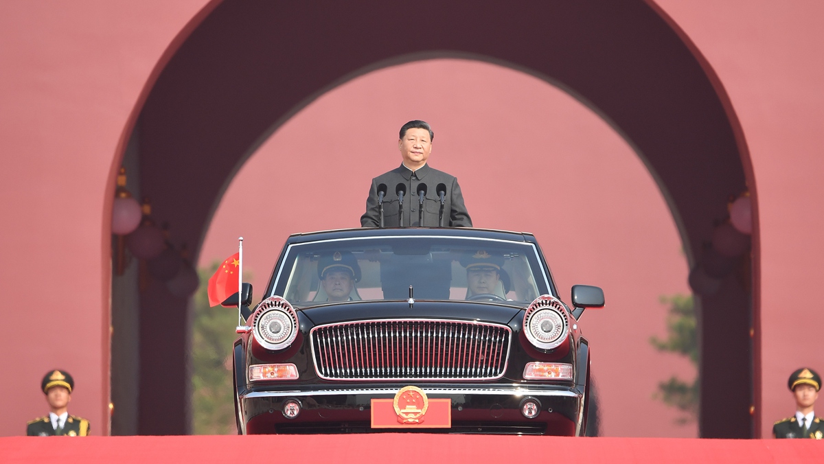 習近平乘坐檢閱車，經(jīng)過金水橋，駛上長安街