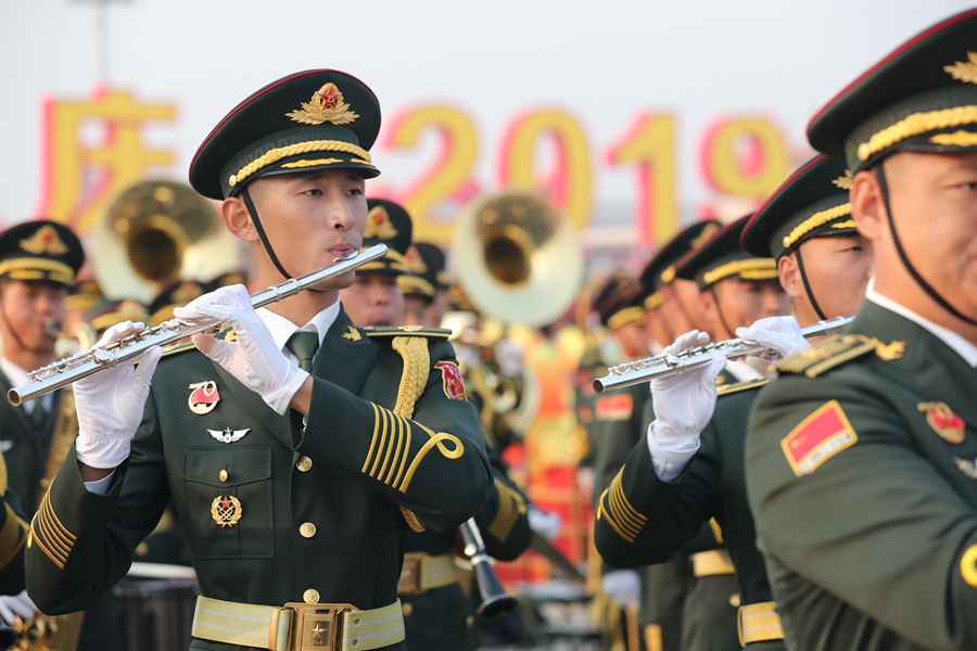 解放軍聯(lián)合軍樂(lè)團(tuán)在廣場(chǎng)就位后進(jìn)行準(zhǔn)備工作和試奏。據(jù)了解，解放軍聯(lián)合軍樂(lè)團(tuán)此次演奏是從開(kāi)國(guó)大典至今歷次閱兵以來(lái)演奏曲目最多的一次，不少曲目是為此次閱兵量身打造的全新作品，此次也是歷次女演奏員最多的一次。