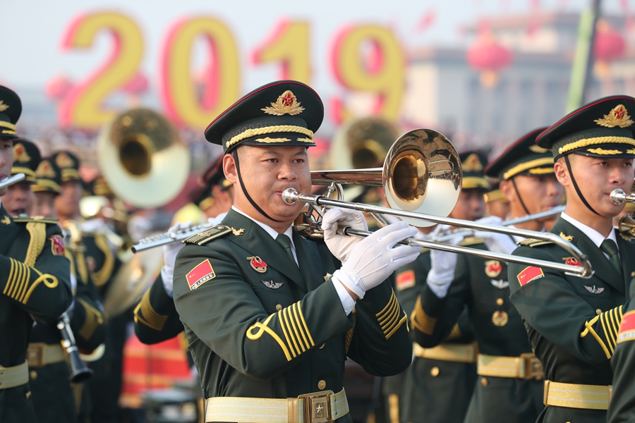 解放軍聯(lián)合軍樂(lè)團(tuán)在廣場(chǎng)就位后進(jìn)行準(zhǔn)備工作和試奏。據(jù)了解，解放軍聯(lián)合軍樂(lè)團(tuán)此次演奏是從開(kāi)國(guó)大典至今歷次閱兵以來(lái)演奏曲目最多的一次，不少曲目是為此次閱兵量身打造的全新作品，此次也是歷次女演奏員最多的一次。