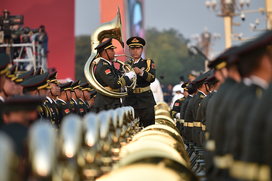 解放軍聯(lián)合軍樂(lè)團(tuán)在廣場(chǎng)就位后進(jìn)行準(zhǔn)備工作和試奏。據(jù)了解，解放軍聯(lián)合軍樂(lè)團(tuán)此次演奏是從開(kāi)國(guó)大典至今歷次閱兵以來(lái)演奏曲目最多的一次，不少曲目是為此次閱兵量身打造的全新作品，此次也是歷次女演奏員最多的一次。