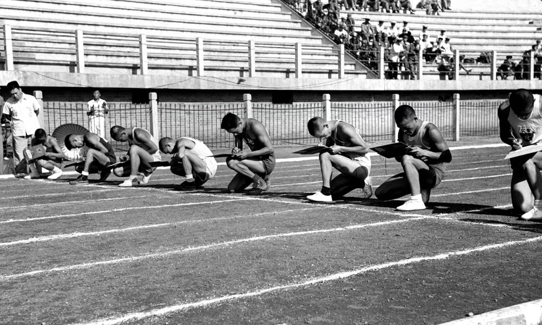 1952年8月2日，慶祝中國人民解放軍建軍25周年全軍運動會在北京舉行，運動員在進行識字賽跑比賽。新華社記者岳國芳攝