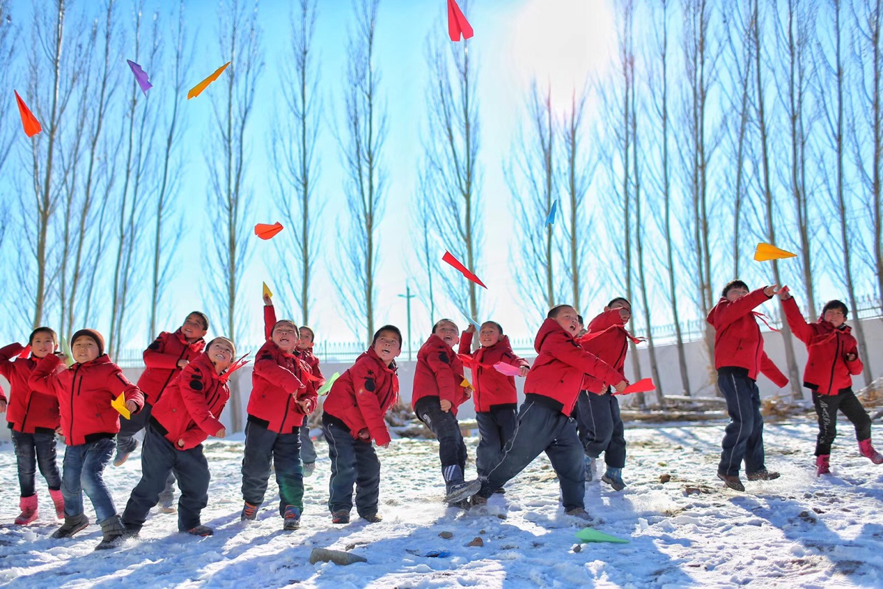 2017年11月15日， “多一克溫暖”公益行動走進北疆地區(qū)，實現(xiàn)了從物質(zhì)捐贈到“物質(zhì)+精神”溫暖的升級。 “體操冠軍”楊威、好妹妹樂隊等傾情加盟，不僅為孩子們帶來加厚羽絨服和御寒物資，還準備了溫暖的課堂。