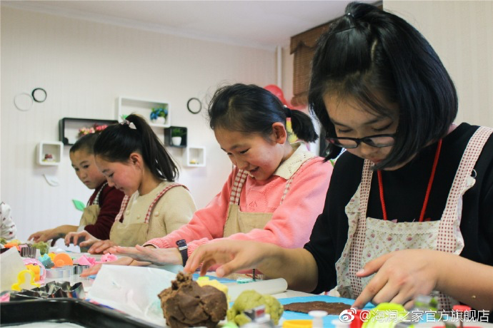 在北京，孩子們上了一節(jié)別開生面的廚藝課——手工DIY餅干。孩子們腦洞大開親自上手，從制作到出爐不僅留下了噴香的餅干，還留下了珍貴的回憶。親手做的餅干孩子們舍不得獨享，成為了回程路上最重要的“伴手禮”