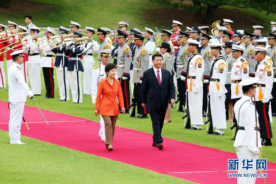 7月3日，國家主席習(xí)近平在首爾同韓國總統(tǒng)樸槿惠舉行會談。會談前，樸槿惠在青瓦臺總統(tǒng)府為習(xí)近平舉行隆重歡迎儀式。 新華社記者姚大偉攝