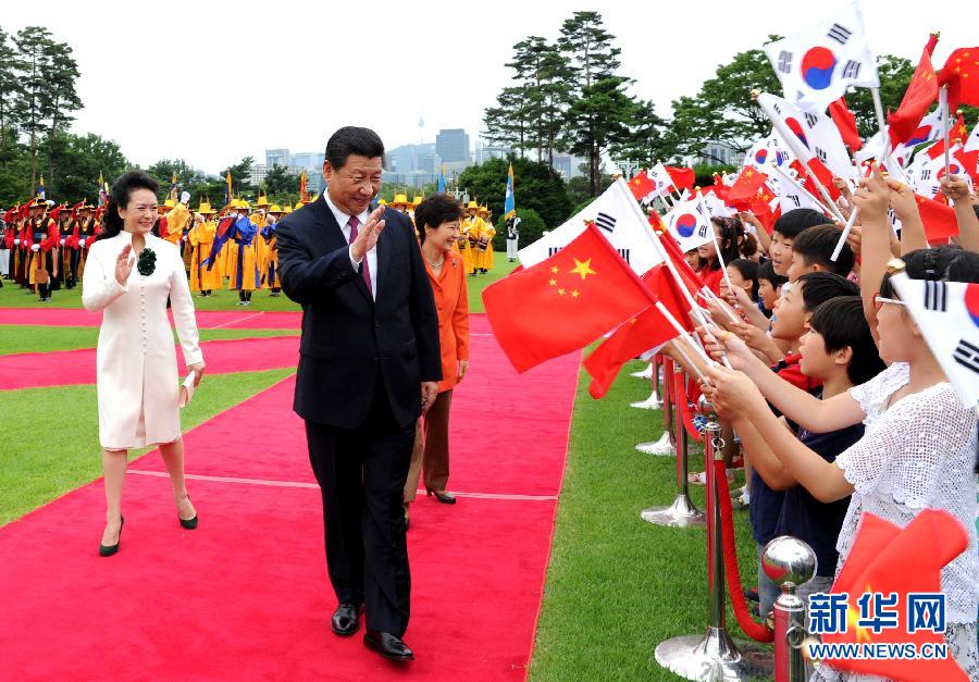 7月3日，國家主席習(xí)近平在首爾同韓國總統(tǒng)樸槿惠舉行會談。會談前，樸槿惠在青瓦臺總統(tǒng)府為習(xí)近平舉行隆重歡迎儀式。 新華社記者饒愛民攝 