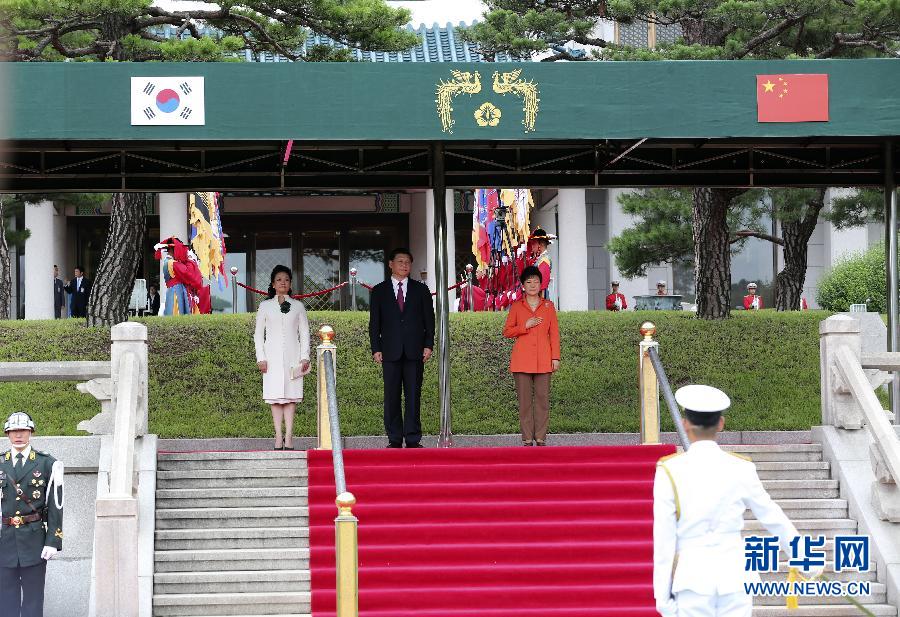 7月3日，國家主席習(xí)近平在首爾同韓國總統(tǒng)樸槿惠舉行會談。會談前，樸槿惠在青瓦臺總統(tǒng)府為習(xí)近平舉行隆重歡迎儀式。 新華社記者丁林?jǐn)z 