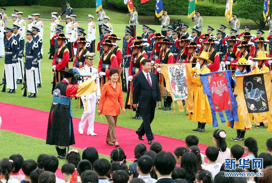 7月3日，國家主席習(xí)近平在首爾同韓國總統(tǒng)樸槿惠舉行會談。會談前，樸槿惠在青瓦臺總統(tǒng)府為習(xí)近平舉行隆重歡迎儀式。 新華社記者姚大偉攝 