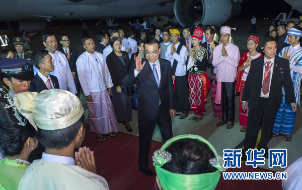 11月12日，中國(guó)國(guó)務(wù)院總理李克強(qiáng)抵達(dá)內(nèi)比都，出席東亞合作領(lǐng)導(dǎo)人系列會(huì)議并對(duì)緬甸進(jìn)行正式訪問(wèn)。 新華社記者王曄攝