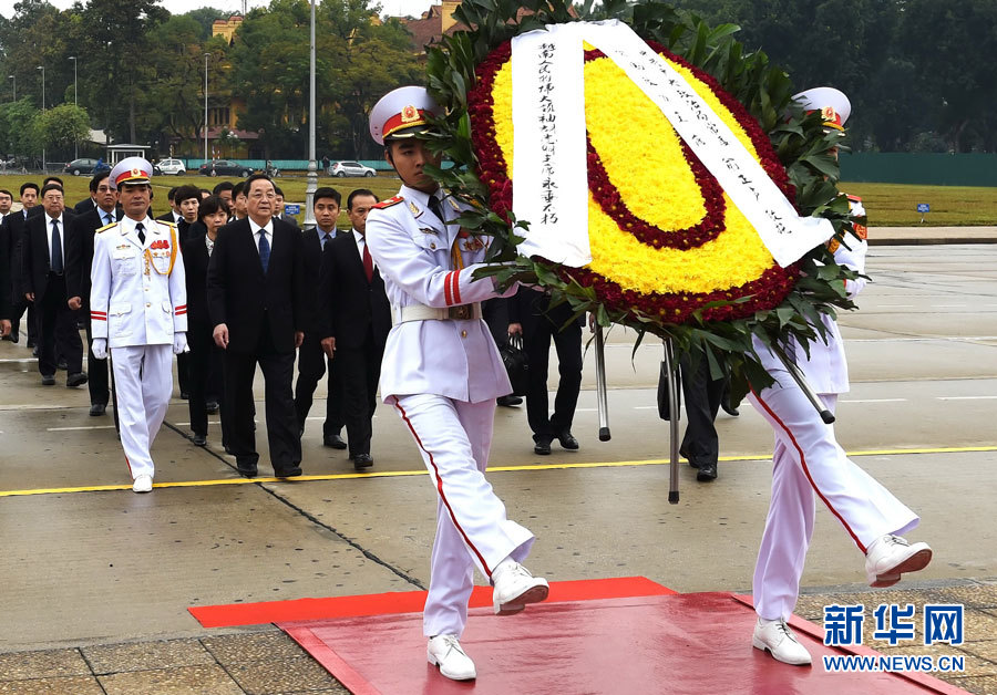 12月25日至27日，中共中央政治局常委、全國政協(xié)主席俞正聲對越南進行正式訪問。 這是12月27日，俞正聲在河內(nèi)瞻仰胡志明主席陵。新華社記者劉建生攝