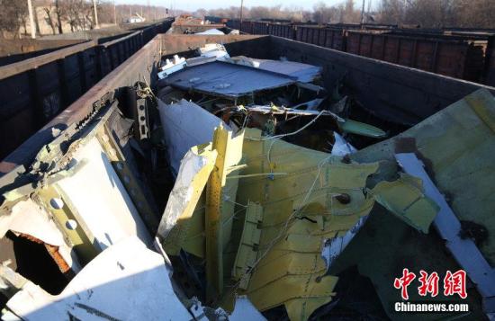 資料圖：烏克蘭頓涅茨克，MH17墜毀客機(jī)的殘骸裝上火車。圖片來源：CFP視覺中國