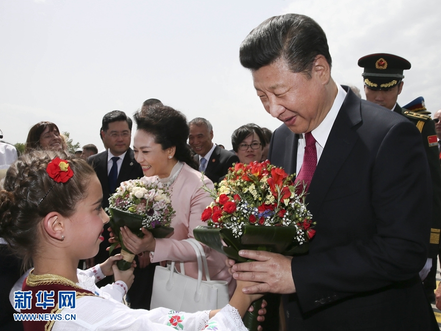  6月17日，國家主席習近平乘專機抵達貝爾格萊德，開始對塞爾維亞共和國進行國事訪問。塞爾維亞少年兒童向習近平和夫人彭麗媛獻上鮮花。新華社記者 蘭紅光 攝 