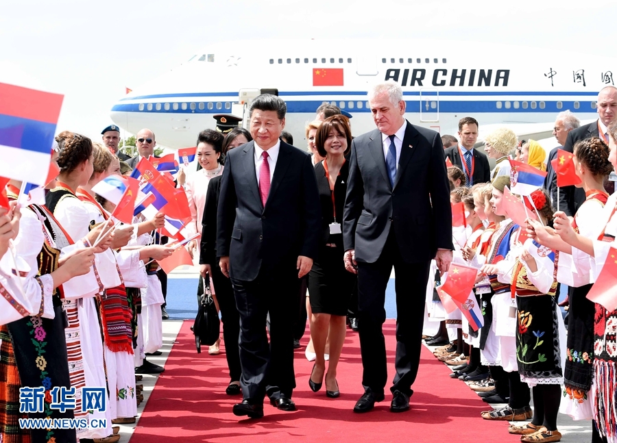 6月17日，國家主席習近平乘專機抵達貝爾格萊德，開始對塞爾維亞共和國進行國事訪問。習近平和夫人彭麗媛在機場受到塞爾維亞總統(tǒng)尼科利奇夫婦的熱情迎接。新華社記者 饒愛民 攝