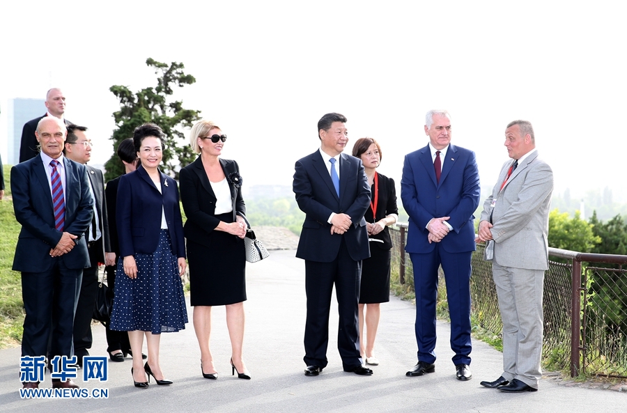 6月17日，中國國家主席習(xí)近平和夫人彭麗媛在塞爾維亞總統(tǒng)尼科利奇夫婦陪同下參觀具有悠久歷史的貝爾格萊德卡萊梅格丹公園。 新華社記者 馬占成 攝