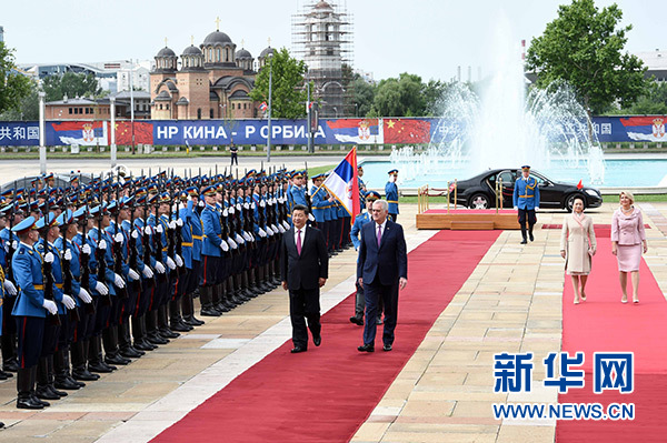 6月18日，國家主席習(xí)近平出席塞爾維亞總統(tǒng)尼科利奇在貝爾格萊德舉行的隆重歡迎儀式。 新華社記者饒愛民攝