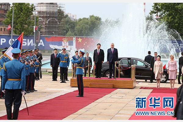  6月18日，國家主席習(xí)近平出席塞爾維亞總統(tǒng)尼科利奇在貝爾格萊德舉行的隆重歡迎儀式。 新華社記者馬占成攝