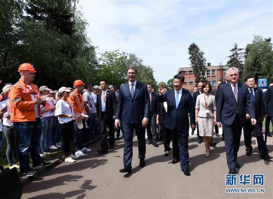 6月19日上午，國家主席習近平在貝爾格萊德參觀河鋼集團塞爾維亞斯梅代雷沃鋼廠。習近平抵達時，塞爾維亞總統(tǒng)尼科利奇、總理武契奇在停車處熱情迎接。鋼廠工人和家屬、當?shù)厥忻駭?shù)千人夾道歡迎。新華社記者 饒愛民 攝