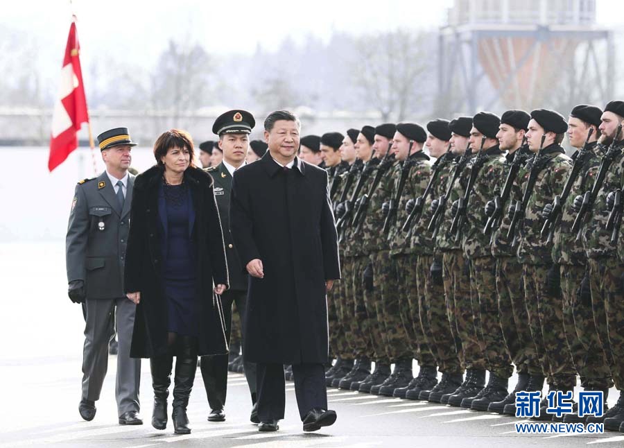 1月15日，國(guó)家主席習(xí)近平乘專機(jī)抵達(dá)蘇黎世，開始對(duì)瑞士聯(lián)邦進(jìn)行國(guó)事訪問。 這是習(xí)近平在瑞士聯(lián)邦主席洛伊特哈德陪同下檢閱儀仗隊(duì)。新華社記者 蘭紅光 攝