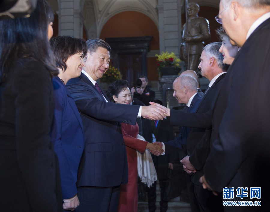 1月15日，國(guó)家主席習(xí)近平在伯爾尼出席瑞士聯(lián)邦委員會(huì)全體委員集體舉行的迎接儀式并致辭。 新華社記者 謝環(huán)馳 攝