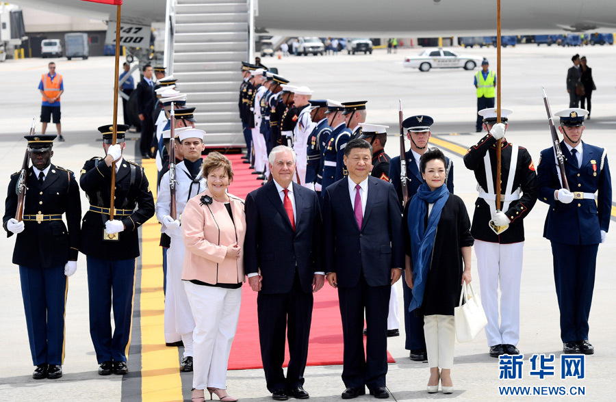 4月6日，國家主席習(xí)近平乘專機抵達(dá)美國佛羅里達(dá)州，將在海湖莊園同美國總統(tǒng)特朗普舉行中美元首會晤。習(xí)近平和夫人彭麗媛受到美國國務(wù)卿蒂勒森夫婦等熱情迎接。新華社記者 吳曉凌 攝