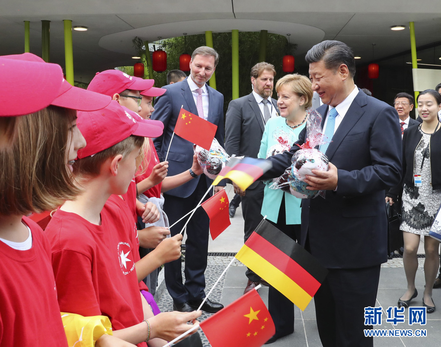 7月5日，國家主席習(xí)近平同德國總理默克爾共同出席柏林動(dòng)物園大熊貓館開館儀式。這是習(xí)近平向現(xiàn)場的孩子們贈(zèng)送大熊貓毛絨玩具。 新華社記者謝環(huán)馳 攝