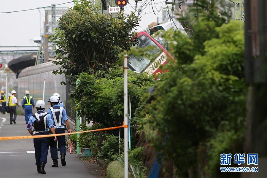 （國(guó)際）（3）日本神奈川縣一電車與卡車相撞致1死34傷