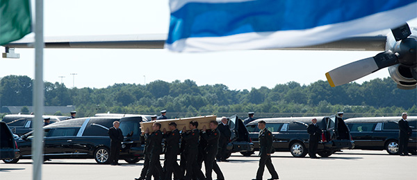 首批馬航MH17航班遇難者遺體運(yùn)抵荷蘭