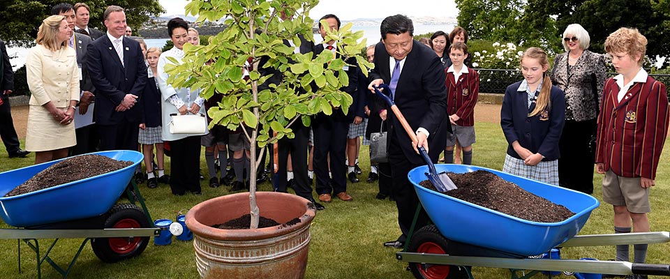 習(xí)近平在澳大利亞塔斯馬尼亞州與小學(xué)生共同植樹