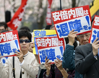 麻煩重重 安倍難逃“森友劫”？